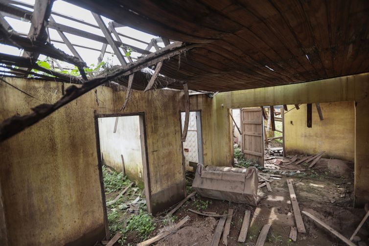 Cruzeiro do sul (RS), 27/04/2025 - Bairro passo de estrela, onde todas casas foram destruídas pela enchente de abril 2024.
A um ano o estado foi atingido por temporais que afetou mais de 400 municípios gaúchos, tiveram bairros inteiros alagados. A maior tragédia climática da história, deixou pelo menos 147 mortos e afetou mais de 2,1 milhões de pessoas.
Foto: Joédson Alves/Agência Brasil