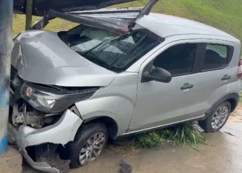 Motorista perde controle do carro e colide em parada de ônibus