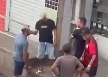 Morador de rua enfrenta grupo armado plena luz do dia; veja o vídeo 