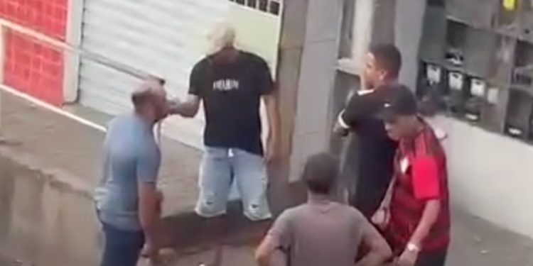 Morador de rua enfrenta grupo armado plena luz do dia; veja o vídeo 