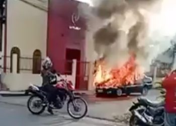 Carro pega fogo em frente a igreja no Monte Sinai; veja o vídeo 
