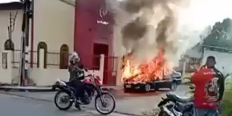 Carro pega fogo em frente a igreja no Monte Sinai; veja o vídeo 