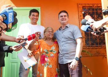 Prefeito David Almeida entrega moradias reformadas pelo programa ‘Casa Manauara’