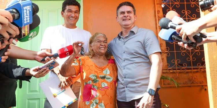 Prefeito David Almeida entrega moradias reformadas pelo programa ‘Casa Manauara’