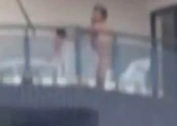 Casal é flagrado fazendo sexo em varanda e surpreende pedestres; veja vídeo