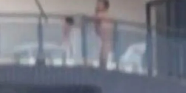 Casal é flagrado fazendo sexo em varanda e surpreende pedestres; veja vídeo