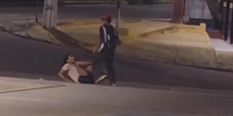 Homem ataca outro violentamente a facadas no AM; veja vídeo Homem ataca outro violentamente a facadas no AM; veja vídeo