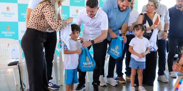 Prefeito David Almeida entrega fardamento e material escolar para mais de 52 mil alunos da educação infantil Prefeito David Almeida entrega fardamento e material escolar para mais de 52 mil alunos da educação infantil