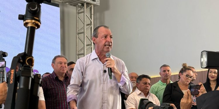 Omar Aziz oficializa pré-candidatura ao governo com apoio de David Almeida