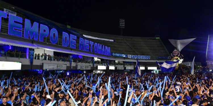 Sob chuva e emoção, Caprichoso lota Sambódromo e transforma o lançamento do álbum 2025 em dois dias de celebração