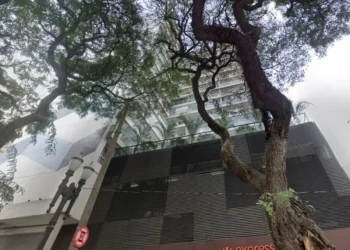 Mãe se joga com filho do 12° andar de edifício e morrem