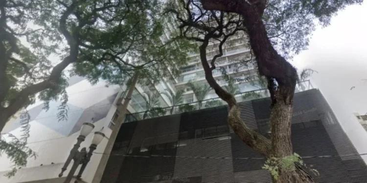 Mãe se joga com filho do 12° andar de edifício e morrem