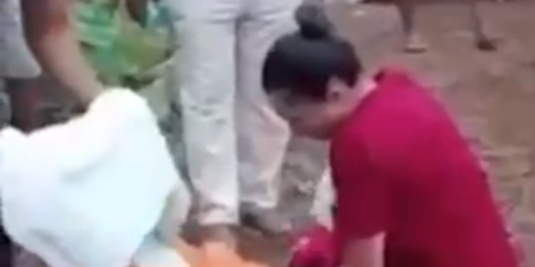 Bebê encontrado em terreno baldio morre após quatro dias de luta; veja o vídeo 