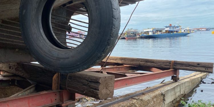 Corpo não identificado é encontrado boiando na Orla do Amarelinho; veja o vídeo