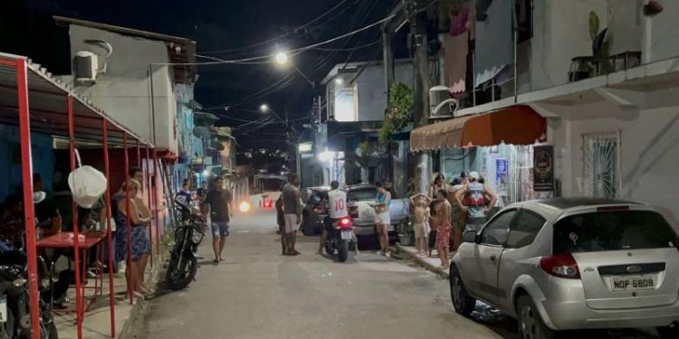 Homem é brutalmente esfaqueado e fica em estado grave; veja o vídeo