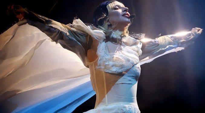 Mayhem in Manaus: Lady Gaga sobrevoa o Amazonas a caminho do Rio de Janeiro