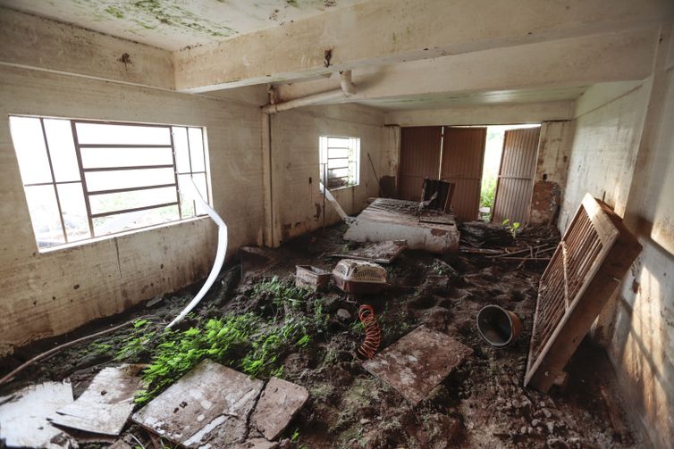 Joédson Alves/Agência Brasil Arroio do meio (RS), 29/04/2025 - Bairro de navegantes, próximo ao rio Taquari, as residências foram totalmente destruídas pela última enchente.
A um ano o estado foi atingido por temporais que afetou mais de 400 municípios gaúchos, tiveram bairros inteiros alagados. A maior tragédia climática da história, deixou pelo menos 147 mortos e afetou mais de 2,1 milhões de pessoas.
Foto: Joédson Alves/Agência Brasil