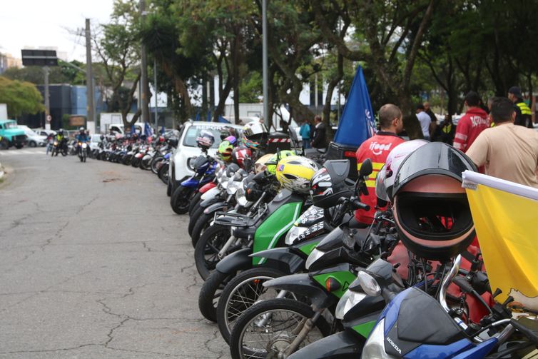 Rovena Rosa/Agência Brasil São Paulo (SP), 29/09/2023 - Concentração da 1ª greve dos entregadores por aplicativos em frente a sede da SindimotoSP, no Brooklin. Foto: Rovena Rosa/Agência Brasil