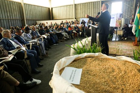 Brasília (DF), 20/05/2025 - Presidente da CONAB, Edegar Pretto, participa do 2º Diálogo Brasil-África sobre Segurança Alimentar, Combate à fome e desenvolvimento ruralOs objetivos do evento incluem o compartilhamento de experiências em produção agropecuária e aquícola, a troca de conhecimentos e tecnologias, o debate sobre o papel de políticas públicas eficazes, a discussão sobre pesquisa e inovação, e a valorização da agricultura familiar e da sustentabilidade. 
Foto: Jose Cruz/Agência Brasil