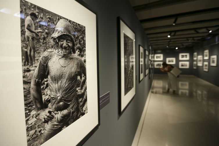 Brasília (DF), 24/08/2023 - O museu interativo SESI Lab promove a exposição Trabalhadores, de Sebastião Salgado. Construída a partir de viagens realizadas entre 1986 e 1992, Trabalhadores oferece uma espécie de arqueologia visual da Revolução Industrial, período em que o trabalho manual foi o eixo central da vivência de mulheres e homens pelo mundo. Foto: Marcelo Camargo/Agência Brasil