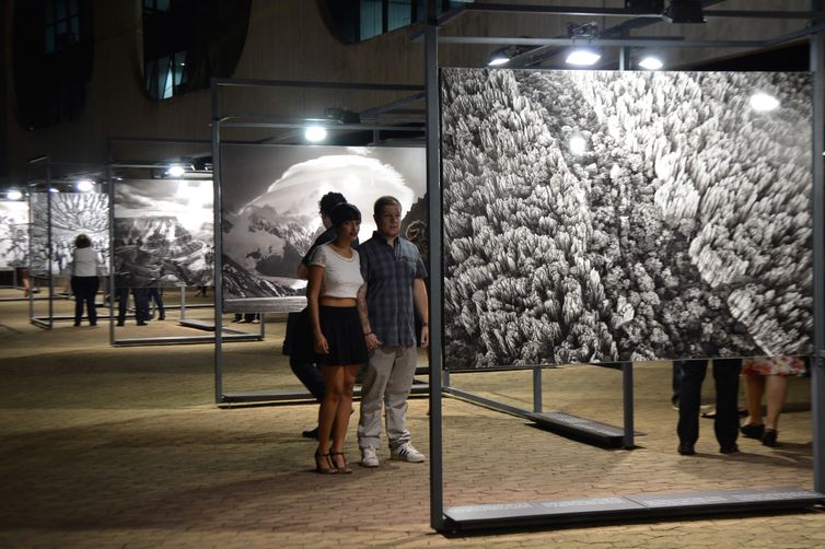 Abertura da Exposição Gênesis, do fotógrafo Sebastião Salgado, no Centro Cultural Banco do Brasil (José Cruz/Agência Brasil)
