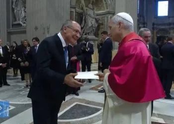 Alckmin entrega carta de Lula ao Papa Leão XIV com convite para visitar o Brasil durante a COP30