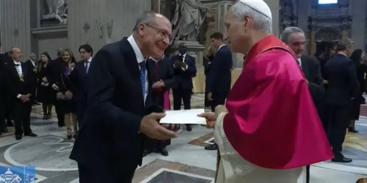 Alckmin entrega carta de Lula ao Papa Leão XIV com convite para visitar o Brasil durante a COP30