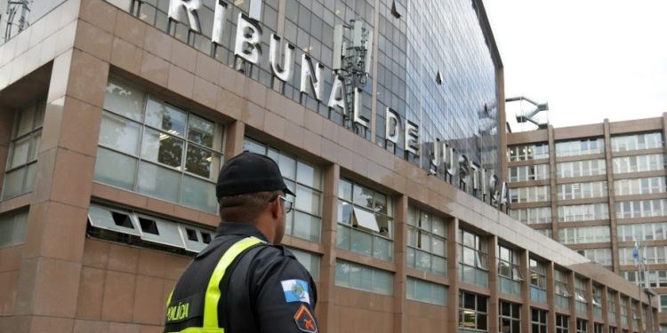 Homem que matou ex-companheira na frente da filha é condenado a 45 anos de prisão