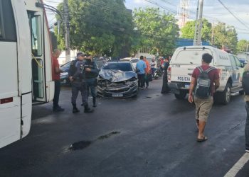 Grave acidente de trânsito deixa avenida bloqueada em Manaus