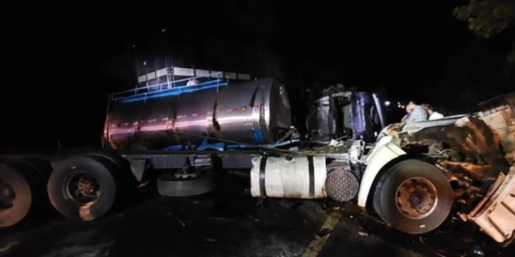 Acidente entre caminhões deixa três mortos em rodovia