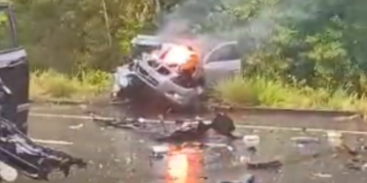 Grávida morre após acidente entre carros na rodovia AM-070