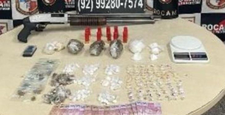 Traficantes abandonam arma, drogas e munições durante fuga da polícia Traficantes abandonam arma, drogas e munições durante fuga da polícia