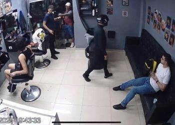 Assaltante armado rende motociclista e rouba barbearia; veja vídeo
