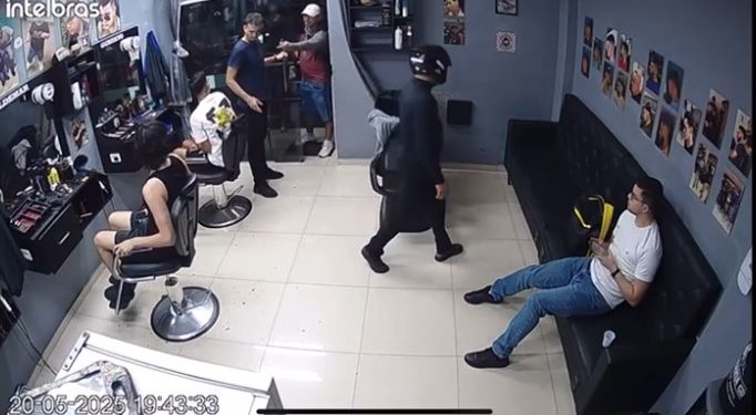 Assaltante armado rende motociclista e rouba barbearia; veja vídeo