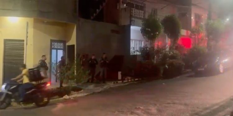 Pistoleiros executam homem após invadir casa no São Raimundo