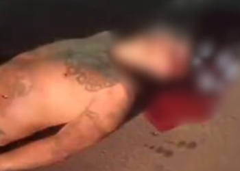 Homem agoniza após ser baleado por pistoleiros; veja vídeo