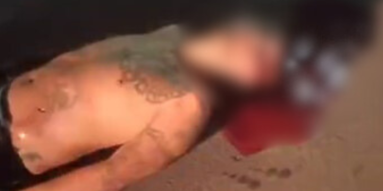Homem agoniza após ser baleado por pistoleiros; veja vídeo