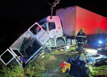Colisão entre carreta e micro-ônibus deixa nove pessoas mortas e 10 feridas na BR-251