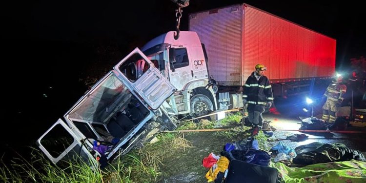Colisão entre carreta e micro-ônibus deixa nove pessoas mortas e 10 feridas na BR-251