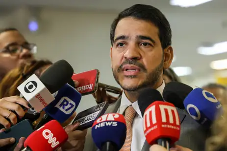 Brasília (DF), 30/05/2025. - O advogado-geral da União, Jorge Messias, durante entrevista em uma agência dos correios.
A partir desta sexta-feira (30), aposentados e pensionistas do Instituto Nacional do Seguro Social (INSS) poderão consultar, contestar e acompanhar a análise de descontos indevidos em seus benefícios diretamente nas agências dos Correios.
Foto: Antonio Cruz/Agência Brasil