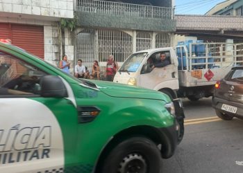 Jovem de 19 anos é morto em frente a um comércio na Compensa