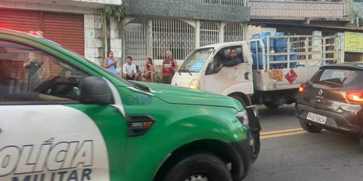 Jovem de 19 anos é morto em frente a um comércio na Compensa