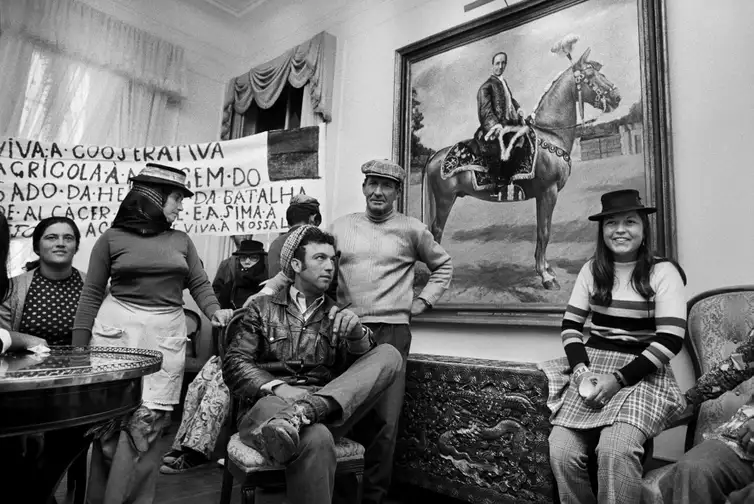 Mostra traz fotografias de Sebastião Salgado na Revolução dos Cravos. - Alcácer do Sal, Foto: Sebastião Salgado