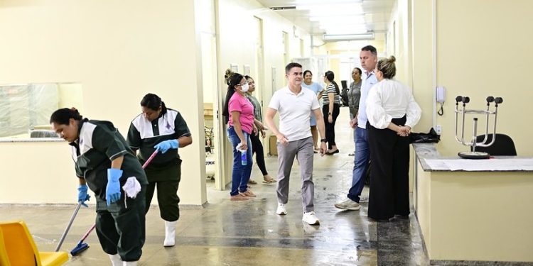 Prefeito David Almeida realiza vistoria final da UBS Leonor de Freitas no bairro Compensa