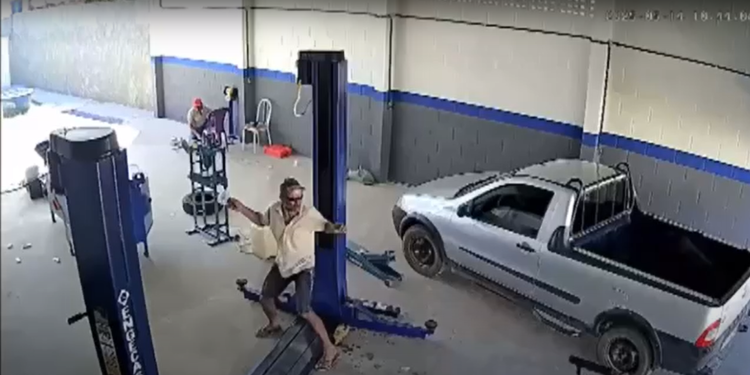 Homem é morto com tiro de espingarda ao tentar furtar em oficina