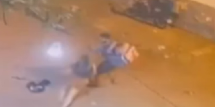 Mulher esfaqueia o próprio companheiro durante briga; veja vídeo