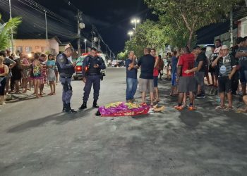 Mulher morre atropelada ao ser empurrada para a rua em Manaus