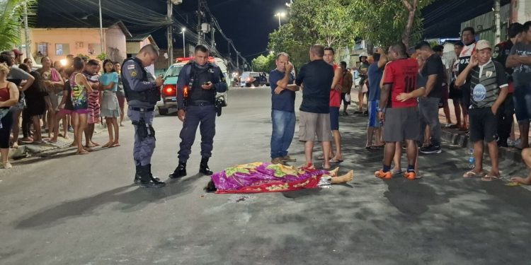 Mulher morre atropelada ao ser empurrada para a rua em Manaus