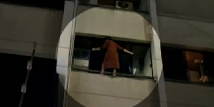 Moradora se pendura no parapeito de sacada para fugir de ladrão