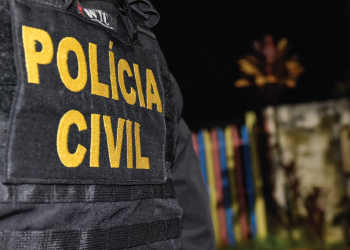 Mãe descobre abuso de padrasto contra a filha ao deixar celular gravando